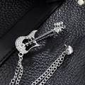 Elegante broche de guitarra con cadenas de borlas y pedrería sobre fondo de cuero negro - TL0010-Plata-Guitarra