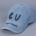 Vintage-Baseballkappe aus hellblauem Denim mit dunkelblauer CV-Stickerei und Schirm - Hellblau