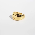Anillo ajustable dorado con cara sonriente y ojos de piedra roja con banda ancha pulida - Cara Sonriente Dorada