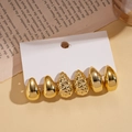 Dettaglio set 6 orecchini a goccia dorati con finiture lisce e martellate su cartoncino - Oro (Set di 6)