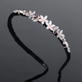 Serre-tête élégant doré rose avec motifs floraux roses et strass sur base tressée noire - Fleur à cine feuilles-Gris
