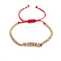 Detail eines roten geflochtenen MAMA-Armbands mit Goldperlen und Zirkon-Herzanhänger - Rotes Seil Stern MAMA