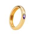 Dettaglio di un anello dorato lucido con uno zircone viola taglio marquise - US 8 / Viola