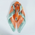 Dettaglio di un foulard quadrato in raso arancione e verde con motivi floreali morbidi - 60*60cm / Arancione (Arancione Ottanio Floreale)