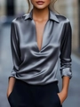 Detalle de la textura de satén de seda y el escote en V de esta blusa gris carbón elegante - S / Tops / Gris oscuro
