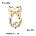 Spilla a dente dorata con gemma chiara che mostra dimensioni di 2,4cm x 1,9cm - Oro