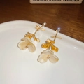 Détail de boucles d'oreilles fleuries avec pétales en résine sur assiette en céramique - 13# Clous d'Oreilles Fleur Plissée en Résine Blanc Laiteux (Earring Post Argent)