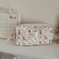 Dettaglio della borsa trucco trapuntata con stampe di orsetti e manico bianco - Borsa ottagonale trapuntata floreale