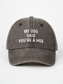 Detalle de gorra gris en algodón lavado con estampado MY DOG SAID YOU'RE A HOE - café