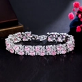 Vista macro del bracciale in argento con pietre preziose rosa tonde e brillanti diamanti bianchi - Rosa