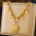 Dettaglio della collana a catena dorata con stelle e ciondolo a sole su supporto beige - Stile Sole e Stelle con Strass (N3202)