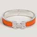Dettaglio del bracciale Clic H argentato con smalto arancione e chiusura ad H - 19cm Colore Oro Rosa / Smalto Arancione