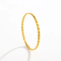 Anillo de cuerda retorcida dorada minimalista en acero de titanio para mujeres - US 7 / Dorado