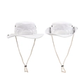 Detalle de sombreros de sol blancos con ala ancha y cordones cortavientos ajustables - Blanco