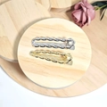 Details von Haarspangen aus Gold und Silber mit verdrehtem Kettendesign auf Holzständern - Gold Oval Twist