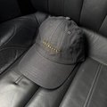 Dettaglio cappello baseball grigio scuro con ricamo dorato Maine sulla corona - Nero