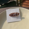 Eleganter brauner Acetat-Haarclip mit Schmetterling und Strass auf einer Displaykarte - Karamellbraun