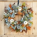 Herbstkranz mit weißen Kürbissen, Ahornblättern und Beeren an einer Holztür - Weißer Kürbis Ahornblatt Kranz / Groß