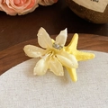 Détail d'une pince à cheveux fleur jaune avec étoile de mer en raphia et perles - Pince à bec de canard (Jaune)
