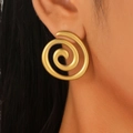 Boucles d'oreilles dorées exagérées au design en spirale portées par un modèle - Clous d'oreilles spirale en acier inoxydable plaqué or 18 carats (1400)