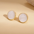 Élégantes boucles d'oreilles dorées rondes avec émail blanc et bordure perlée - Stud boucles d'oreilles / Blanc (Silver Earring Post)