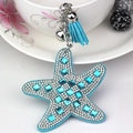 Llavero de estrella de mar azul con pedrería brillante y elegante borla de seda azul - Azul lago