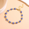 Detailansicht der türkischen Evil Eye Armband mit vergoldeten Gliedern und Kette - Blau Gold