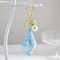 Portachiavi creativo con conchiglia sfumata blu e bianca, placcato oro con perla - Blu