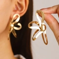 Orecchini a fiore cavo retrò dorati con design a nastro artistico per moda donna - Stile Grande Fiore Astratto Oro (N-622)