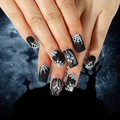 Faux ongles noirs mats pour Halloween avec motifs toiles d'araignée et strass brillants - Style Toile d Araignée Noir et Blanc Mat avec Strass (JP2515)