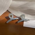 Set of two light blue translucent cross hair claws in minimalist jelly resin style - 1 Piece / Jelly Grey