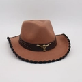 Sombrero cowboy camel con ala trenzada y banda de cuero con detalle de toro - Estilo Insignia Cabeza de Toro Dorada / Borde Negro Caqui