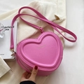 Dettaglio della borsa a tracolla rosa a forma di cuore in pelle PU con fibbia dorata - Rosso rosa