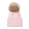 Detailansicht der rosa Strickmütze für Babys mit großem Kunstpelz-Pompon und Rippstrick - Einheitsgröße / Rosa