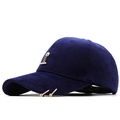 Detalle de gorra de béisbol de terciopelo azul marino con colgante dorado y anillos de metal - 56-60cm Ajustable / Azul marino