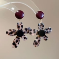 Detalle macro de pendientes de flor retro con estampado de leopardo y pernos púrpuras - Pin de Plata S925 / Estilo Colgante de Flor de Leopardo Café