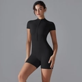Dettaglio della tutina sportiva da donna con cerniera frontale e colletto alla coreana - S / Nero