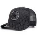 Cappello trucker nero in mesh con ricamo a stella e trama jacquard vista a 45 gradi - Regolabile / Nero