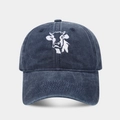 Détail d'une casquette en jean bleu foncé délavé avec broderie tête de vache blanche - Réglable / Bleu marine