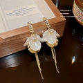 Eleganti orecchini a petalo dorati con resina bianca e zirconi scintillanti - Frangia a Petalo Bianco con Zircone Oro (E0426)