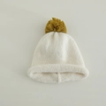 Detalle del tejido de punto en gorro crema con un pompón amarillo jengibre - 3-8 Años / Blanco Roto (Pompon Amarillo)