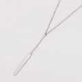 Detalle del collar lariat en Y de acero inoxidable plateado con colgante de barra - Color Acero