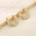 Gros plan détaillé des boucles d'oreilles en U dorées avec pavé de strass étincelants - Style Plein de Strass en Forme de U (KE113759-KFC) / Or
