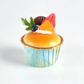 Künstlicher Cupcake mit weißer Sahne und Beeren in blau marmoriertem Papierbecher - Erdbeere