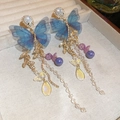 Dettaglio di orecchini a farfalla blu con ali in mesh e perline di cristallo in scatola - Perno in Argento - Orecchini Pendenti a Nappa con Farfalla Colorata