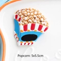 Dettaglio magnete in resina a forma di popcorn, secchiello bianco e blu, 5x5,5 cm - Con magnete / Popcorn