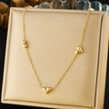 Minimalistische Goldkette mit Herzanhängern und Sternschliff auf Seidendisplay - Herz-Stil (N3291)