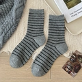 Graue Wollsocken mit schwarzen Streifen und gerippten Bündchen für Damen im Herbst - Einheitsgröße / Hellgrau