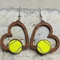 Dettaglio di orecchini a cuore in legno con motivo pallina da tennis su pietra - Pallina da tennis