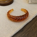 Bracciale geometrico croissant in resina ambrata traslucida con trama intrecciata - Stile 10 - Ambra